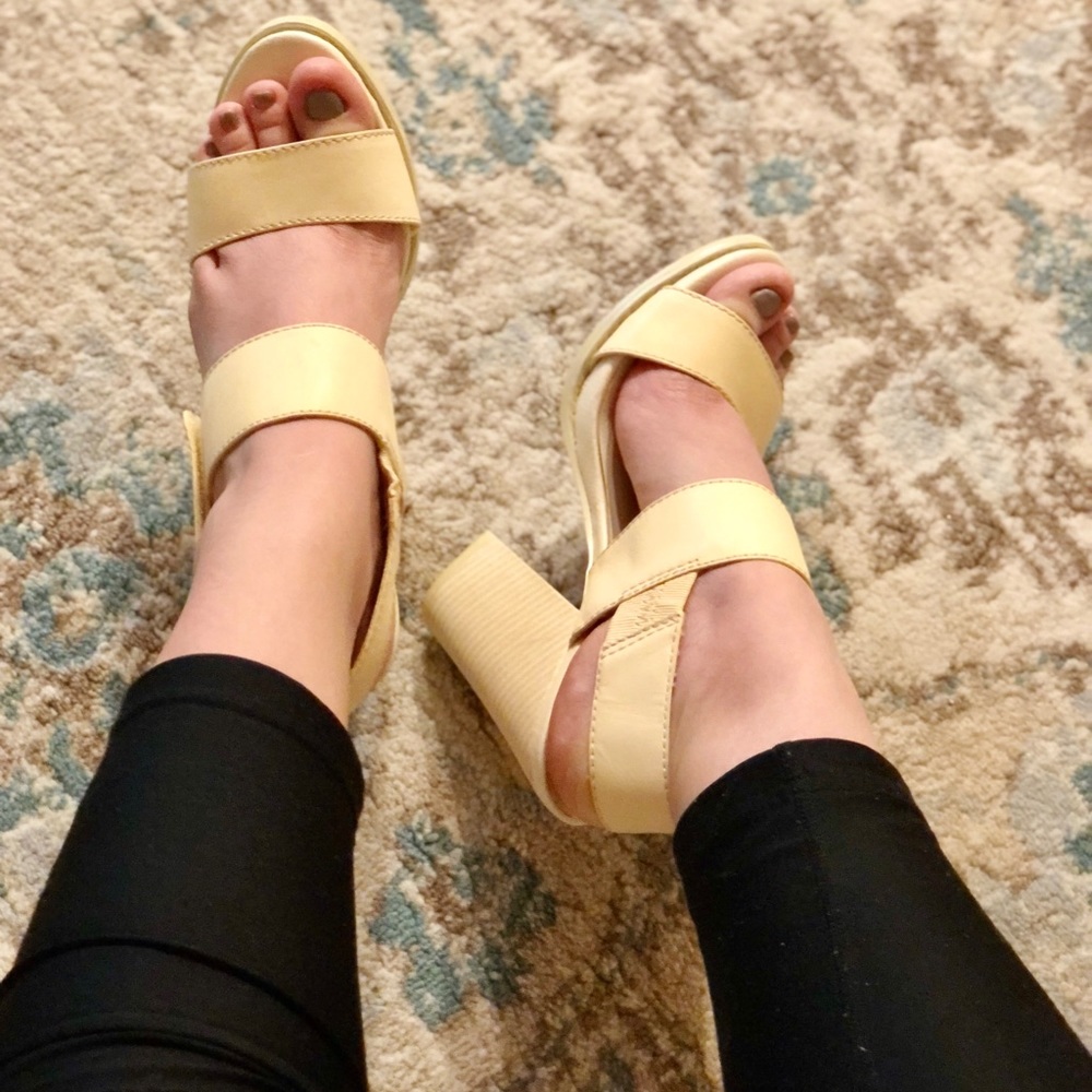 💄💋Calvin Klein White Block Heels💋💄
